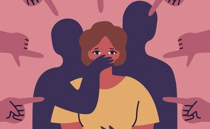 Ağzı bir elle kapatılmış bir kadına her yönden uzanan işaret parmakları — mobbing ve akran zorbalığının sessizleştirici etkisini anlatan illüstrasyon